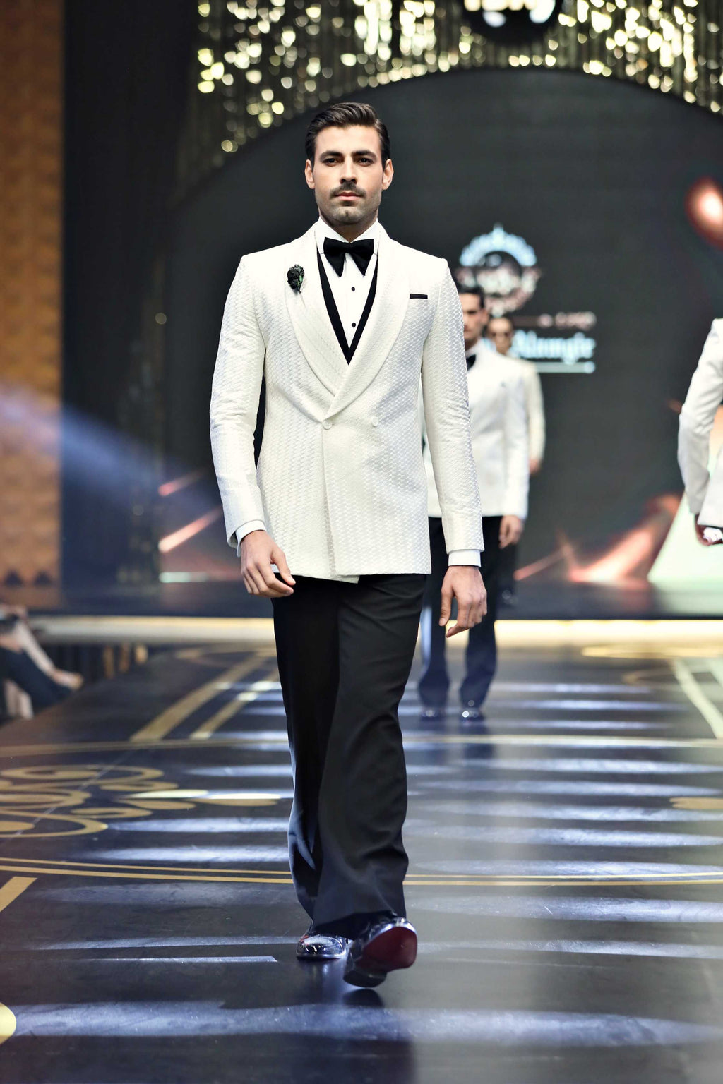 WHITE EBROIDERY 3P TUXEDO Humayunalamgir