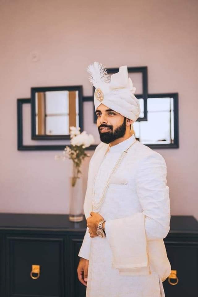 White self-embroidered fabric Sherwani RUNWAY humyaunalamgir S