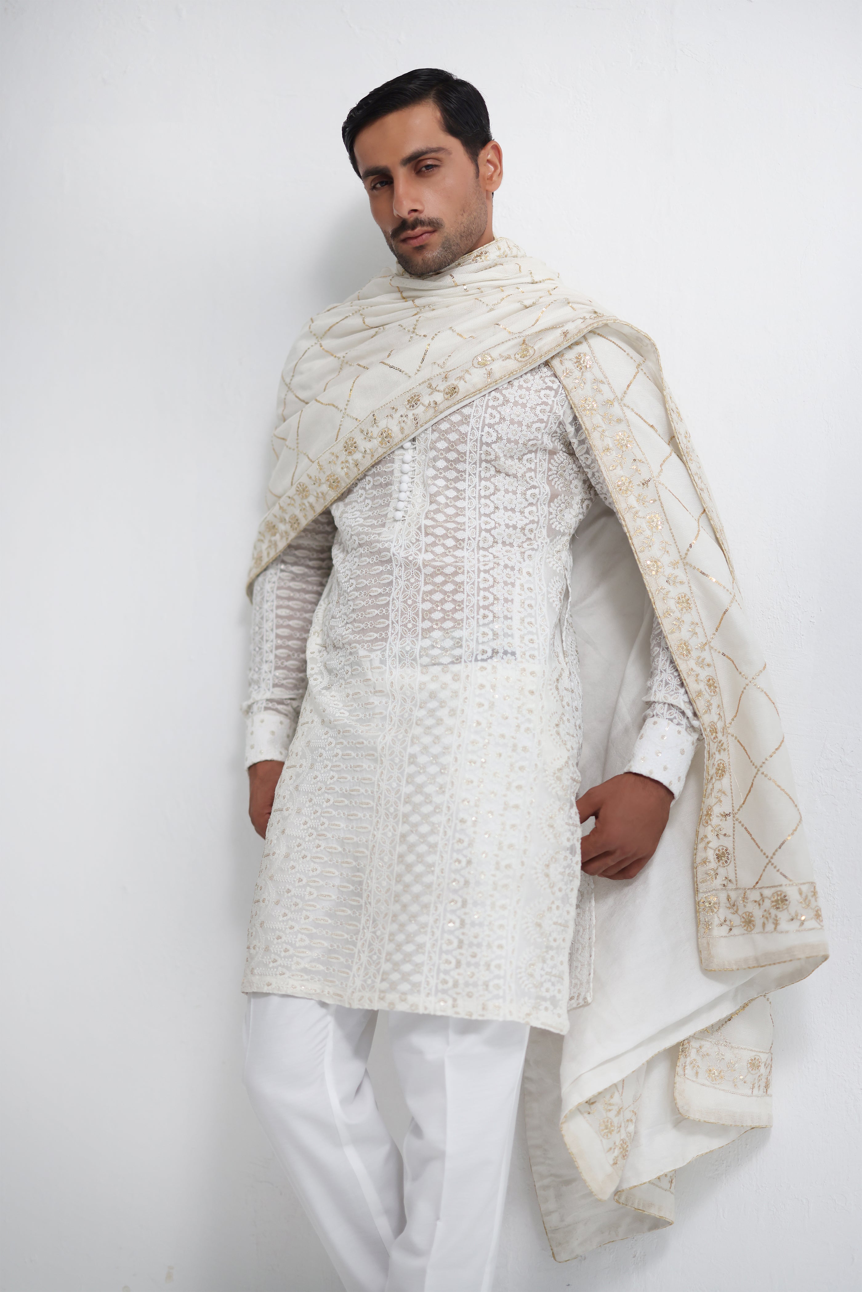 WHITE EMBROIDERED KURTA PAJAMA Humayunalamgir