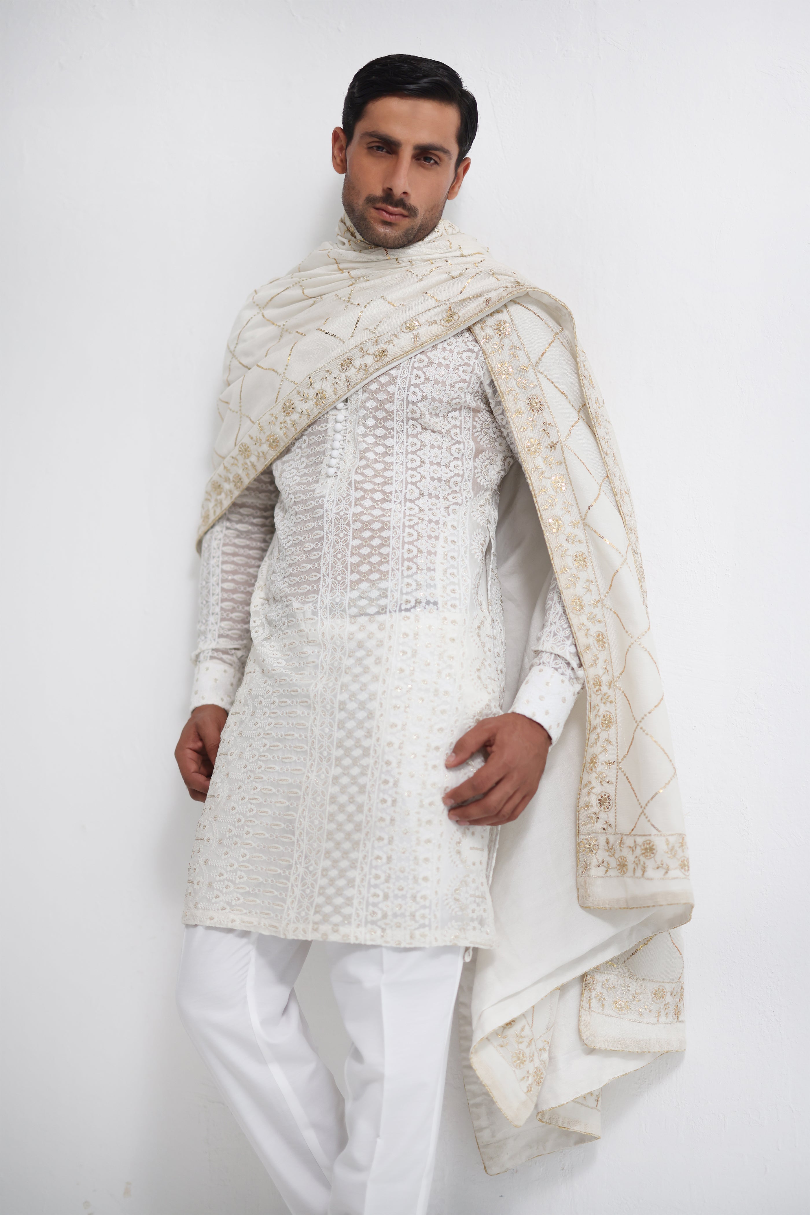 WHITE EMBROIDERED KURTA PAJAMA Humayunalamgir