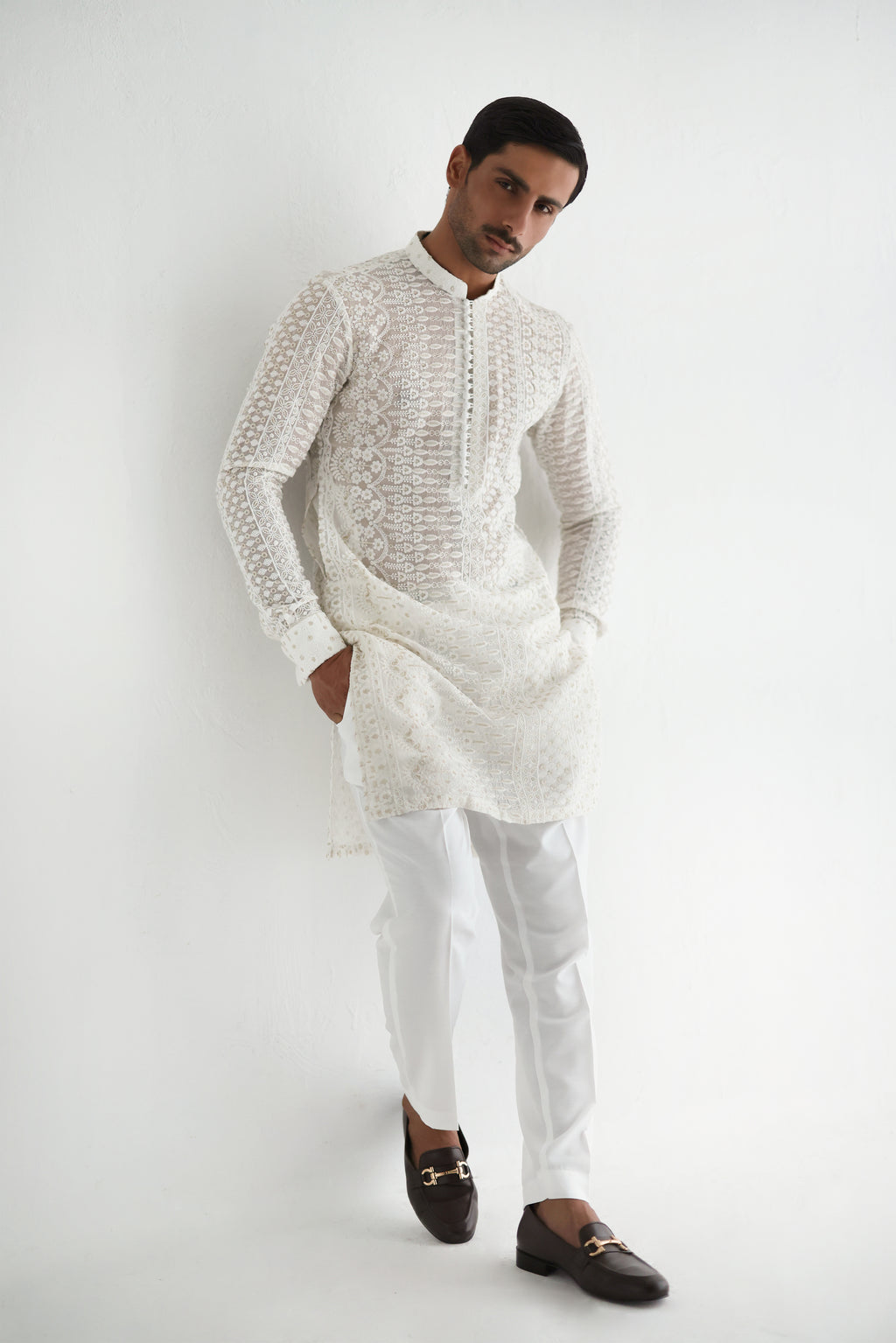 WHITE EMBROIDERED KURTA PAJAMA Humayunalamgir