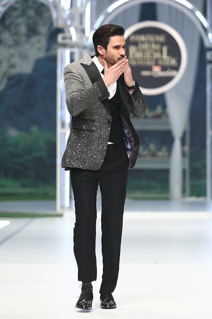 GREY & BLACK DYED SEQUENCE TUX RUNWAY humyaunalamgir