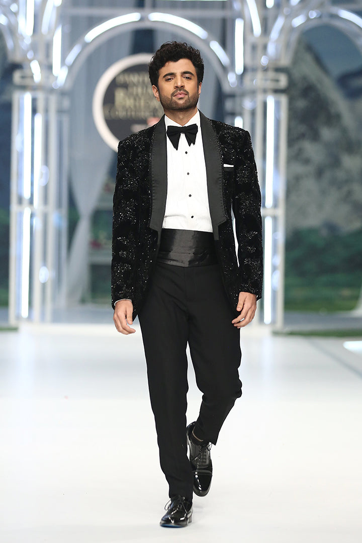 BLACK VELVET CUTDANA TUX RUNWAY humyaunalamgir