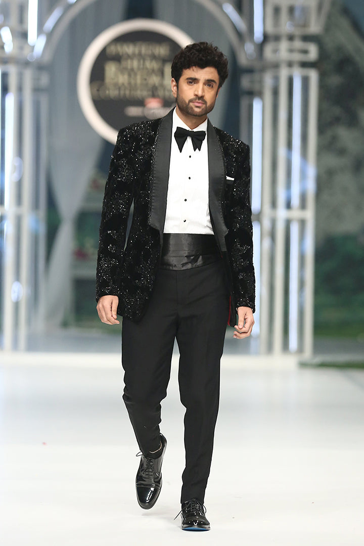 BLACK VELVET CUTDANA TUX RUNWAY humyaunalamgir