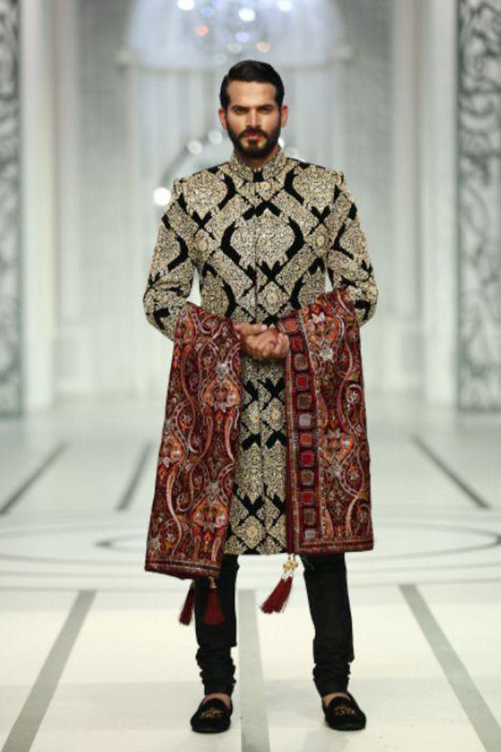 BLACK SHERWANI WITH GOLDEN EMBROIDERY RUNWAY humyaunalamgir S